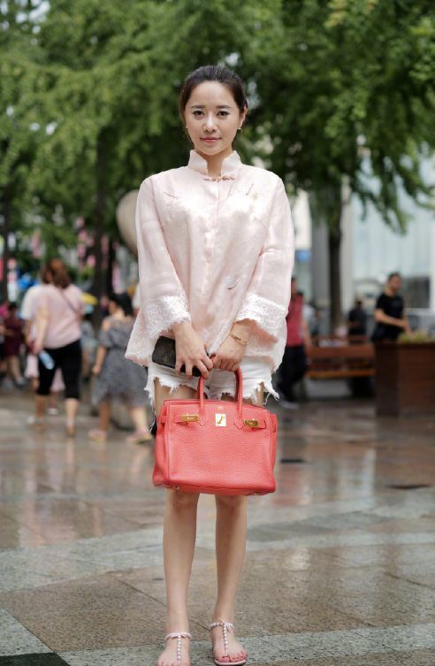 紧身上衣|长发飘飘的美女,紧身上衣配上宽松长裤,尽显温婉女神的风采