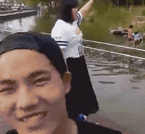 |搞笑GIF:女生千万不要穿裙子骑车 尤其是这种长裙子