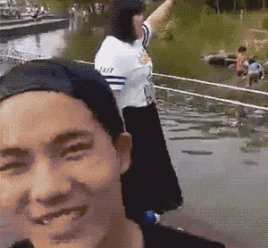 |搞笑GIF：女生千万不要穿裙子骑车 尤其是这种长裙子