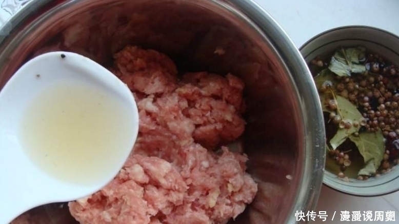 猪肉馅，万万别再加水了！加点它，肉馅不干不柴，鲜嫩多汁又入味