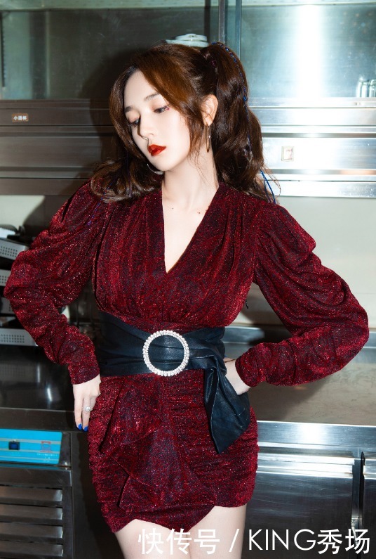 修饰|27岁勒梦佳,穿白色连衣裙配马丁靴,不愧是当红主持小花