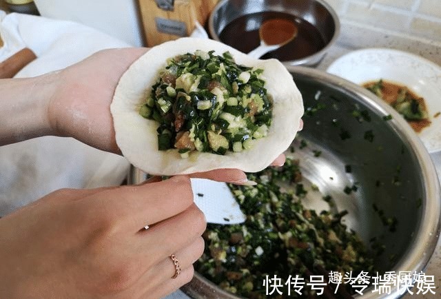 包韭菜馅饺子或包子,最忌放此种调料,难怪味道不鲜美,还不好吃
