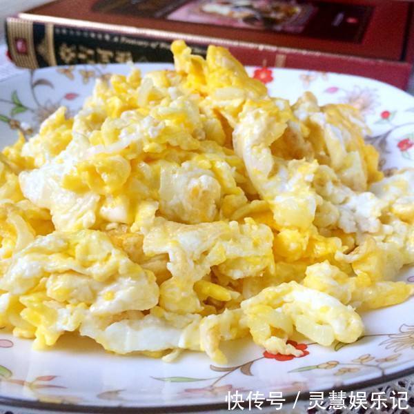 炒蛋|炒鸡蛋直接下锅 炒出来的鸡蛋是有腥味 加这步骤炒出来的鸡蛋软嫩