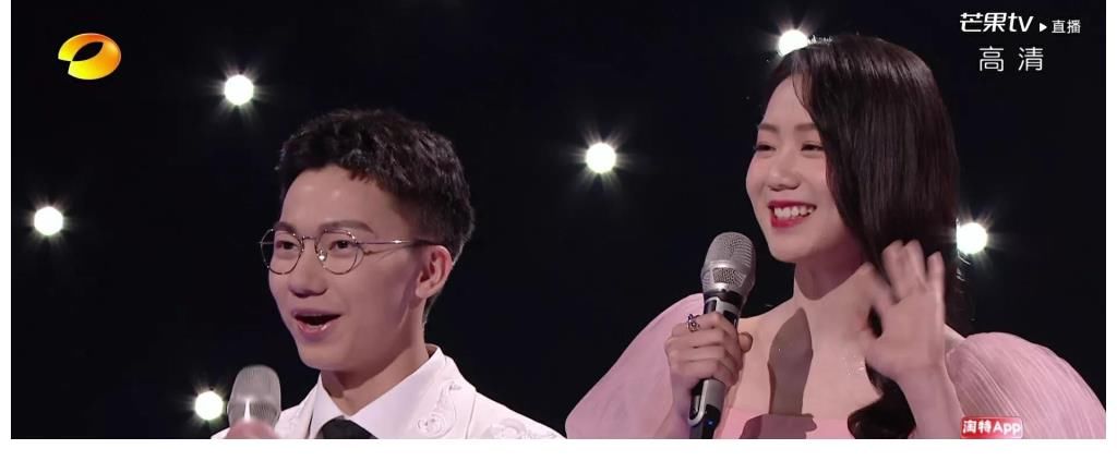 湖南卫视跨年晚会尴尬瞬间,主持团出场集体翻车,杨幂飞吻周笔畅
