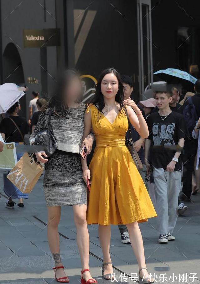 时尚 小姐姐身穿明黄色A字连衣裙搭配精美高跟鞋,看上去时尚又可爱
