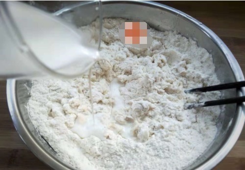 教你做快手馒头，一个小窍门，不发面不用水，松软劲道，简单省事