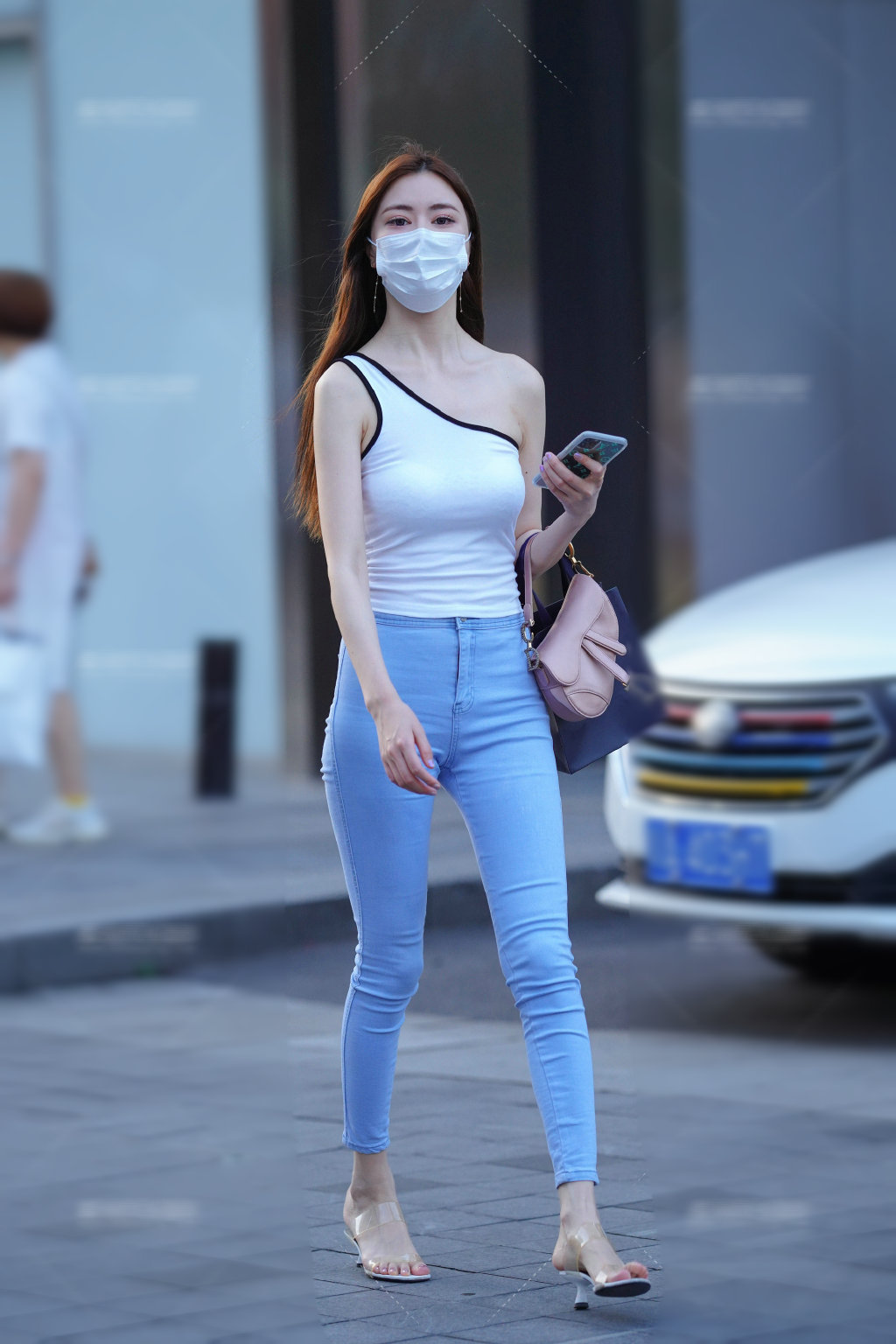 牛仔衣|吊带背心干净利落, 搭配简单的牛仔裤, 展现出时尚优雅的气质