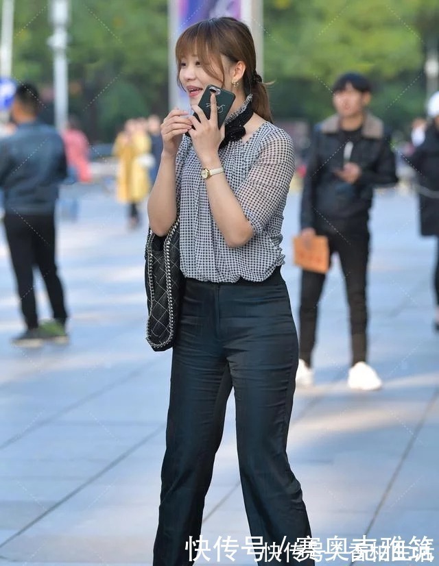 百搭 时尚浅蓝格子衬衫,搭配高腰牛仔长裤,洋气时髦又百搭