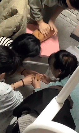 |搞笑GIF:冬天静电有多可怕