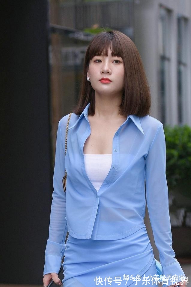 街拍 蓝套裙时髦美丽,具有迷人风情的同时好搭配