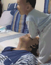 搞笑|搞笑GIF:2、不小心把小姐姐辫子揪掉了,这样还有救么?