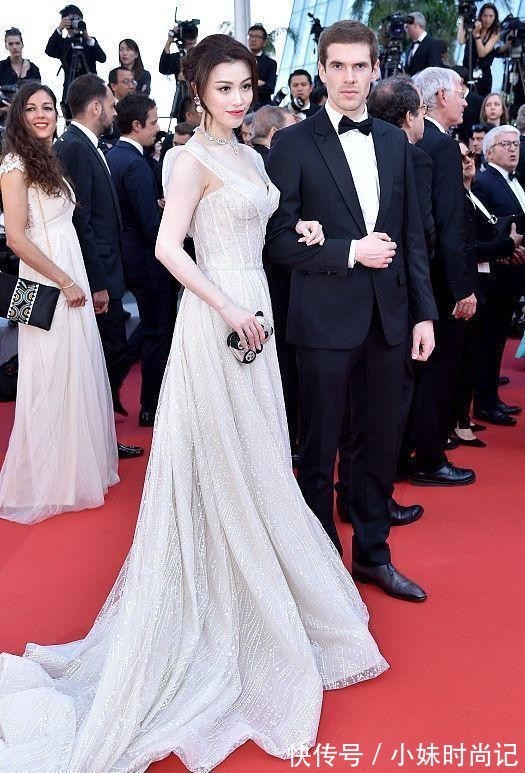 女生们|刘翔前妻挎着外国人,感觉比外国人还白,紧身裙子更显高挑