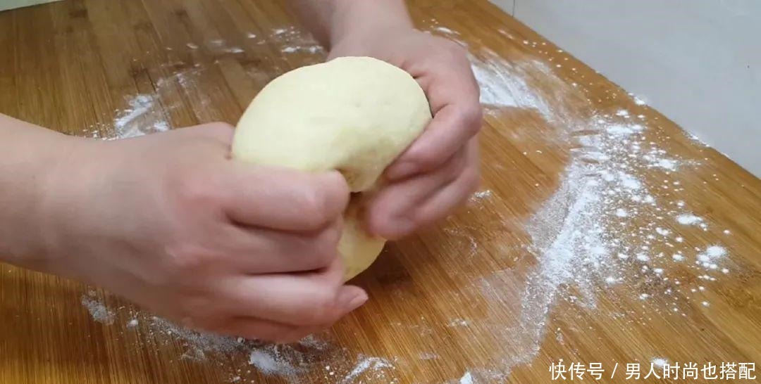 简单|以后红薯就这样做,加半碗面粉,教你做特色小零食,比油条还好吃