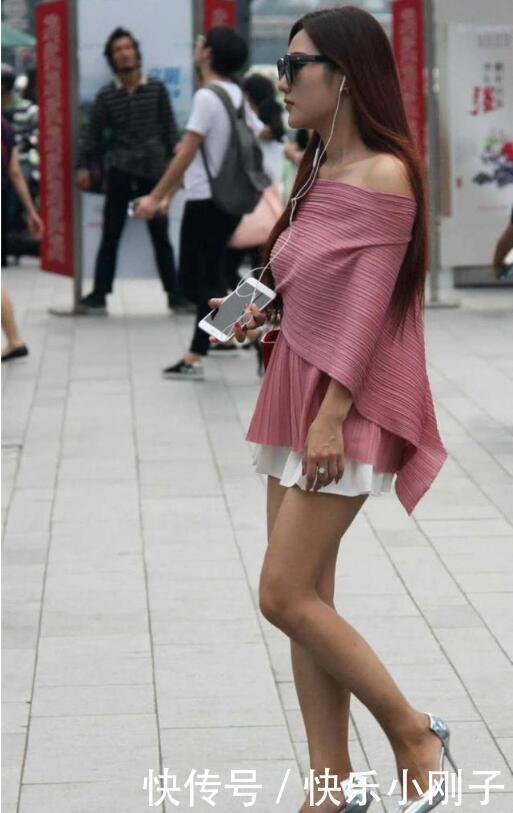 落落大方的美女,一件简单的粉色披肩,穿出特殊格调的美