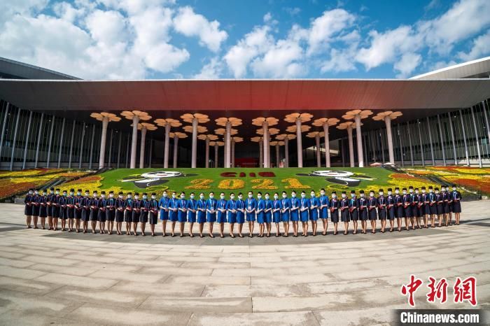 乘务员|70名东航空中乘务员亮相“四叶草” 倾情准备第四届进博会礼仪引导服务