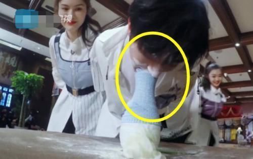 蔡徐坤节目上用嘴叼袜子，谁注意他扭头后的小举动嫌不嫌弃太明显