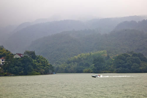 水中有山，山绕水生，水行山中，富春江一幅淡雅的水墨画卷