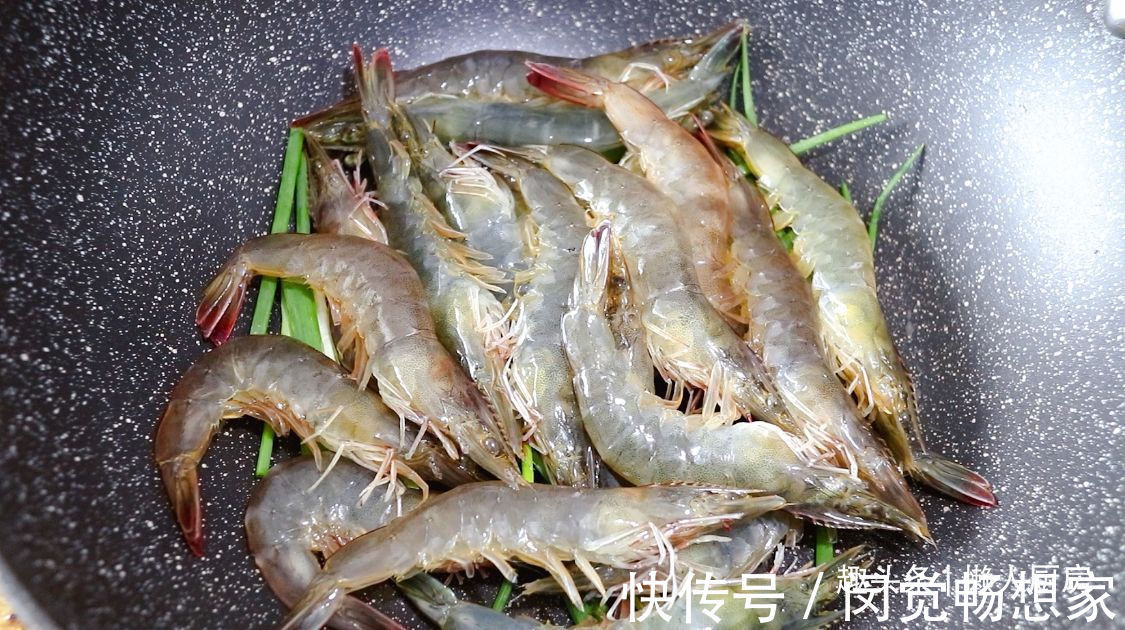 大虾不用水煮，撒点盐焖一下，比白灼虾更好吃，脆嫩Q弹