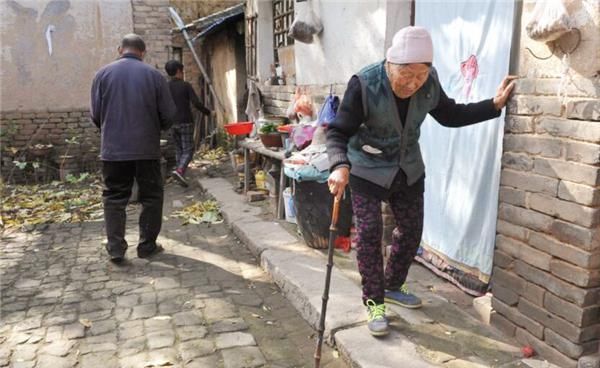 清点|老人77岁去世，生前每天把咸菜当主食，死后6人清点遗产3小时