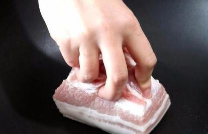  炸扣肉，别直接下锅油炸！大厨教你4点，金黄软糯，好吃不油腻