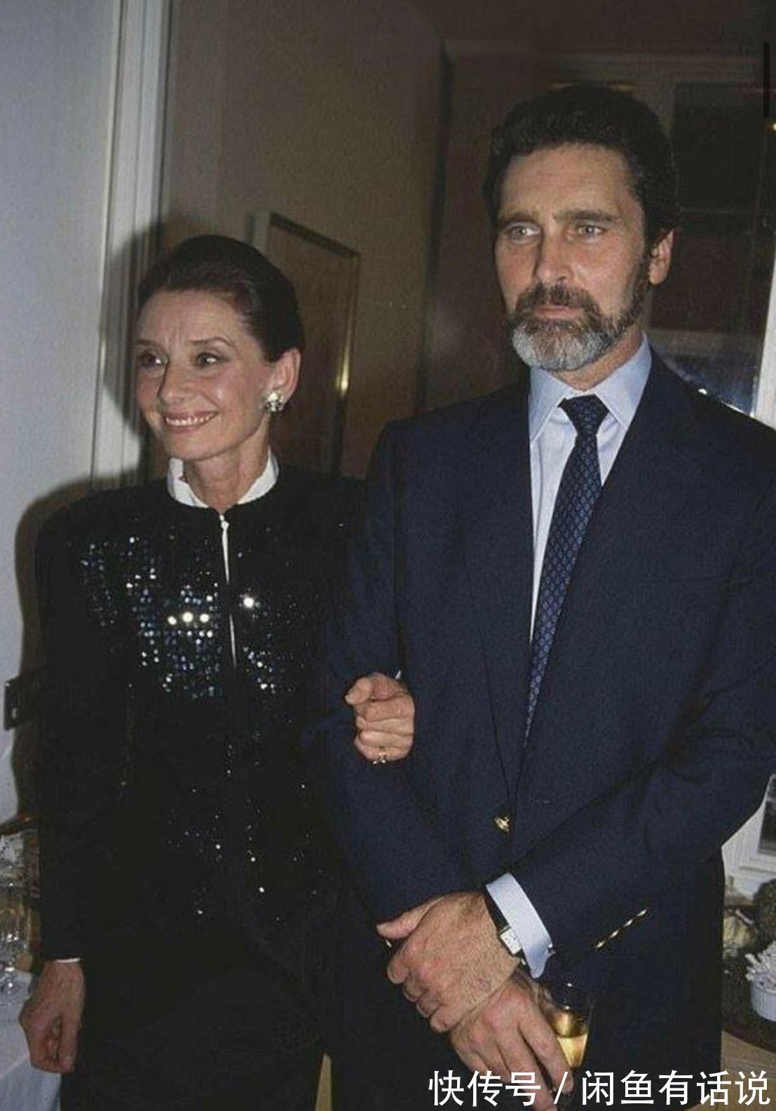 吸睛指数 美人在骨不在皮,老年赫本一脸皱纹仍迷人,穿搭精致优雅到骨子里