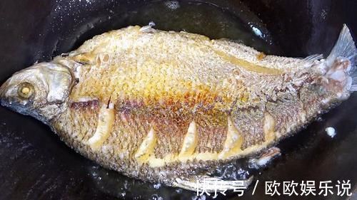 二荆条|煎鱼时，不要撒盐和用姜抹锅底，大厨教你一招，煎鱼不粘锅不破皮
