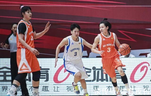 吉布森|郭艾倫弗格甜蜜互動，首鋼組豪華后場三巨頭，內(nèi)蒙古女籃涮火鍋!