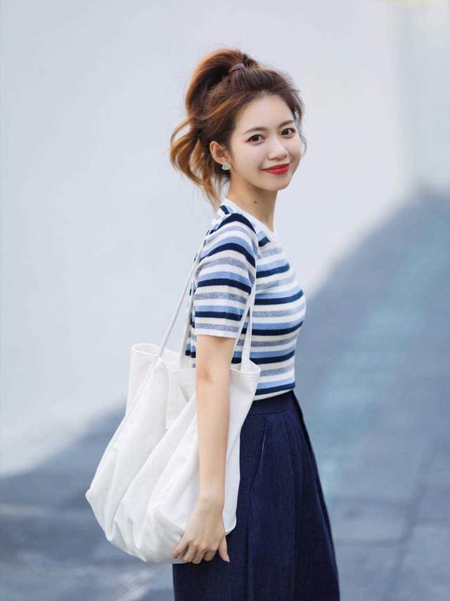 衬衫搭配|梨形身材和微胖女孩的福利,蓝色衬衫搭配白色半身裙,时髦大气