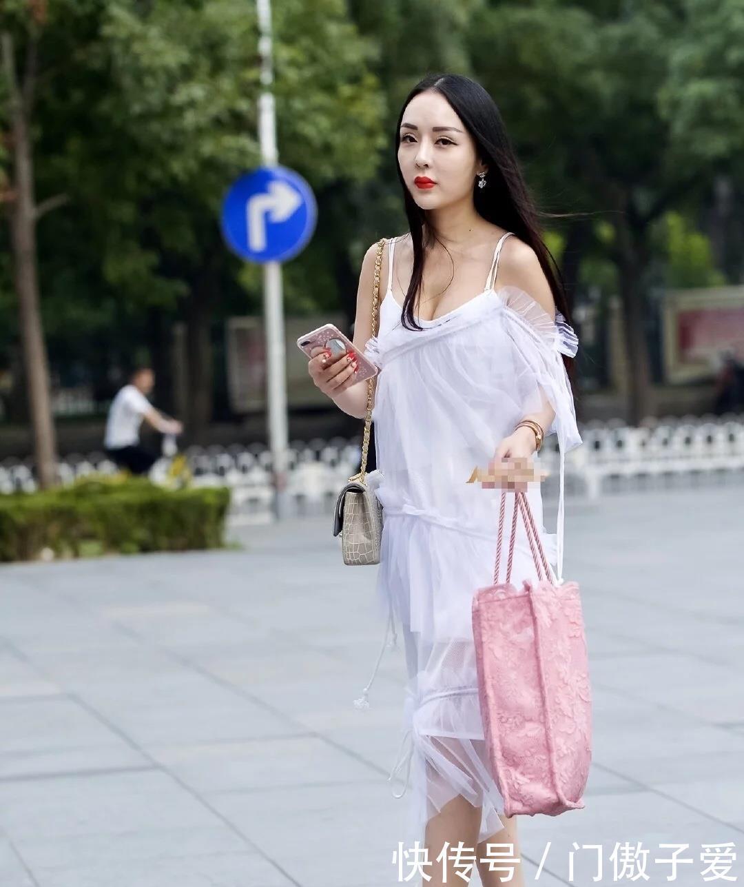 薄如蝉翼的白纱裙不失柔美优雅感,散发着浪漫和性感气质