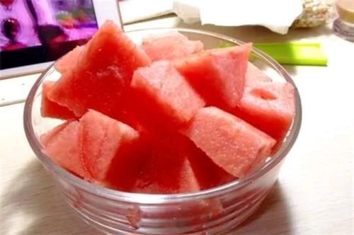 生理期|夏天,女人在生理期能吃西瓜吗?想要月经期更舒适,3种水果可多吃