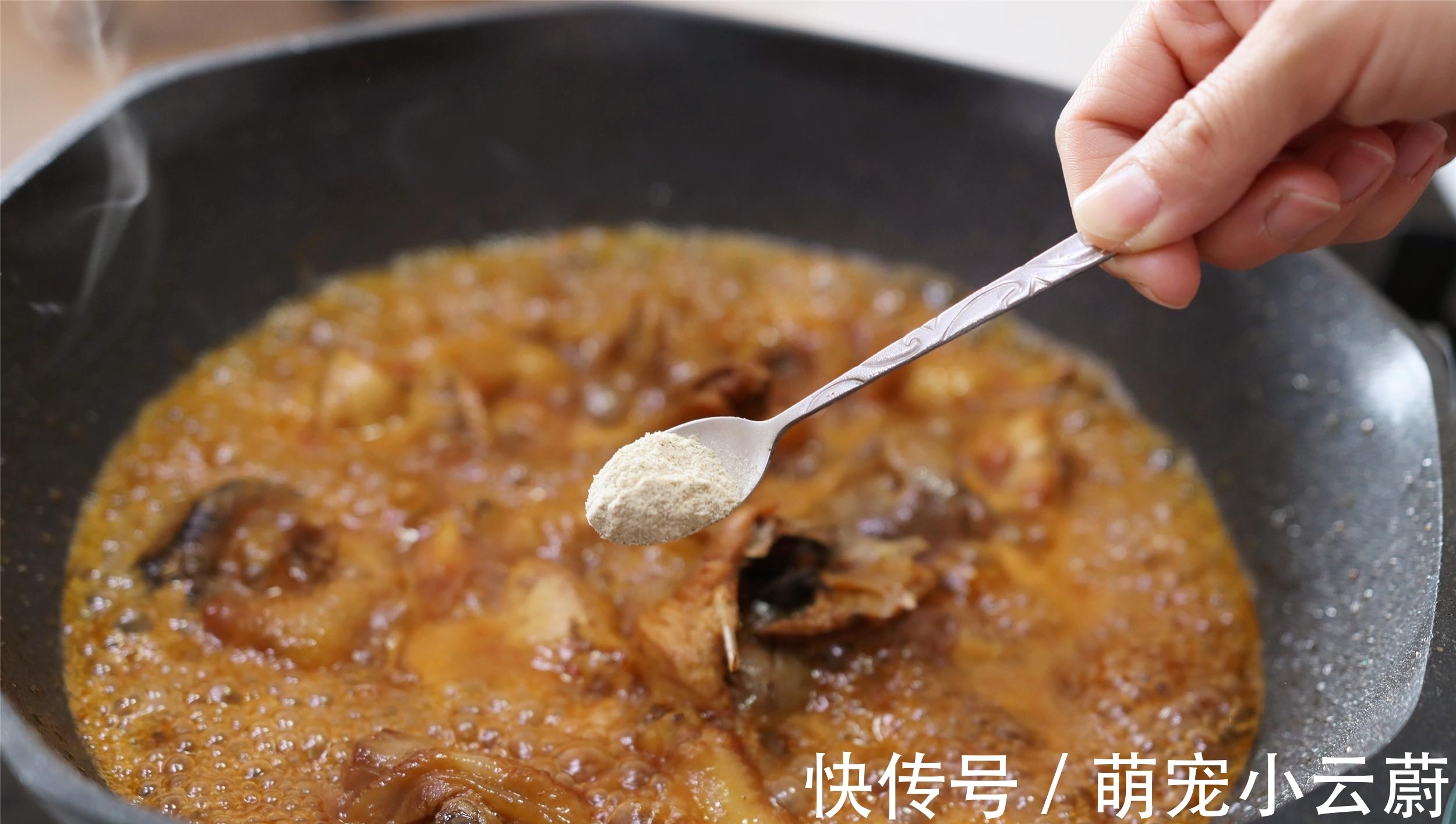 做黄焖鸡,土豆香菇别乱加,记住加“3酱”,鸡肉香,汤浓郁下饭