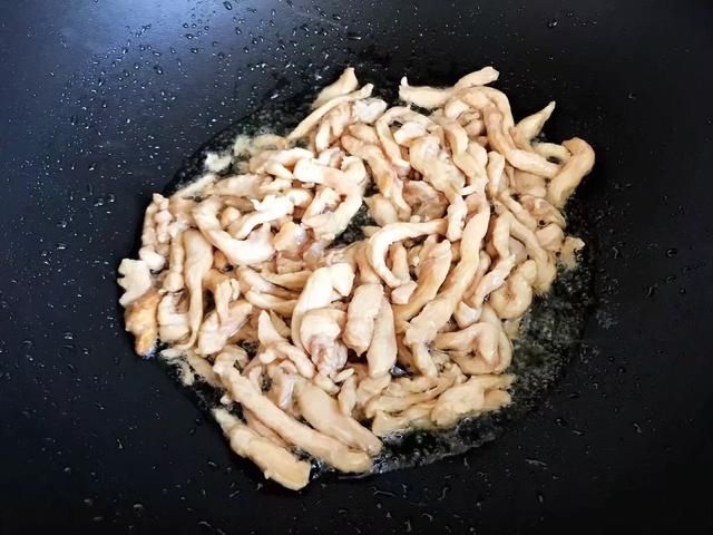 自制胡萝卜木耳炒鸡丝，鲜美低脂，营养又快手，大人孩子都爱吃