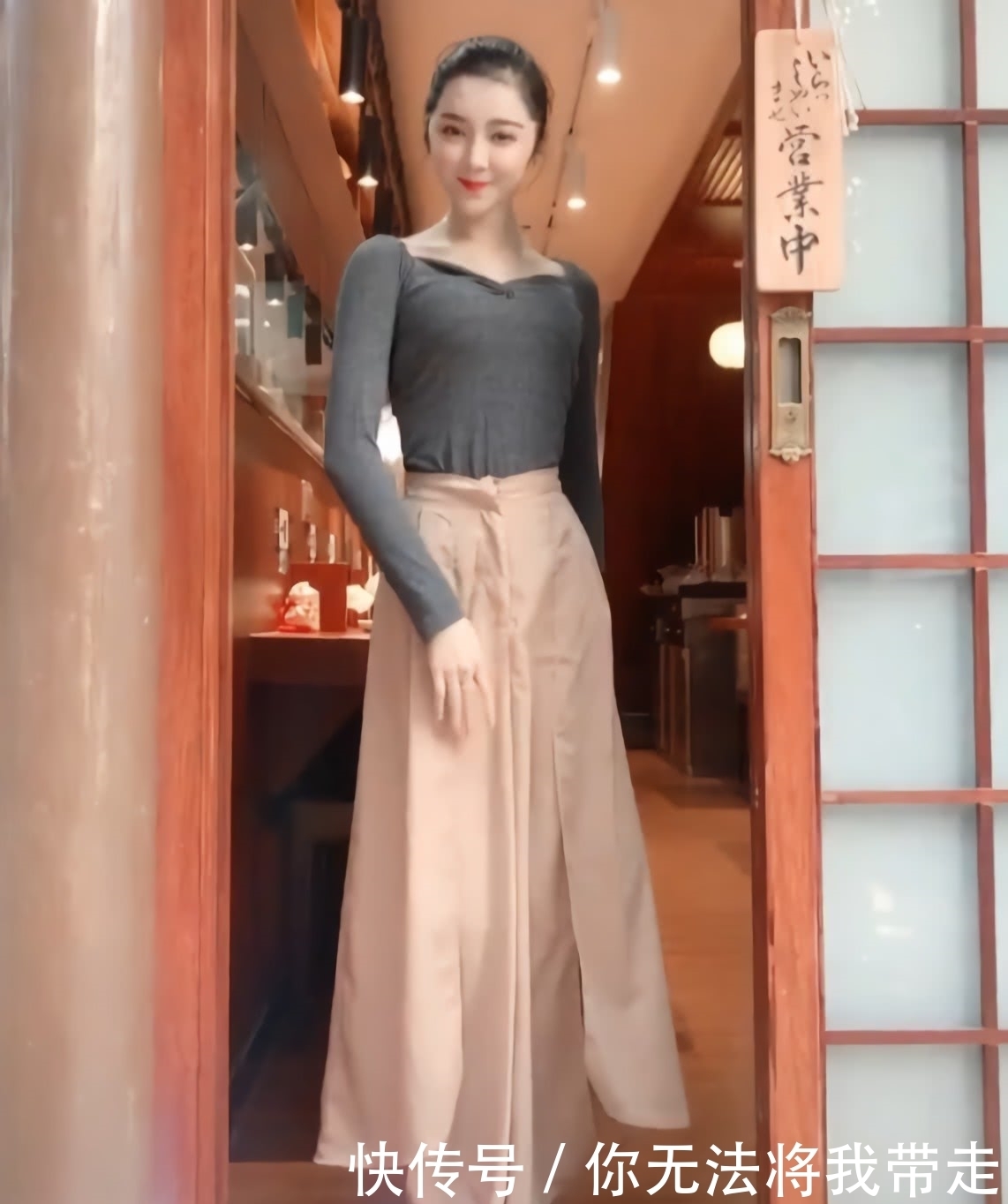 被小姐姐的舞姿吸引，最后却中了裤子的毒，还能穿出这样的效果