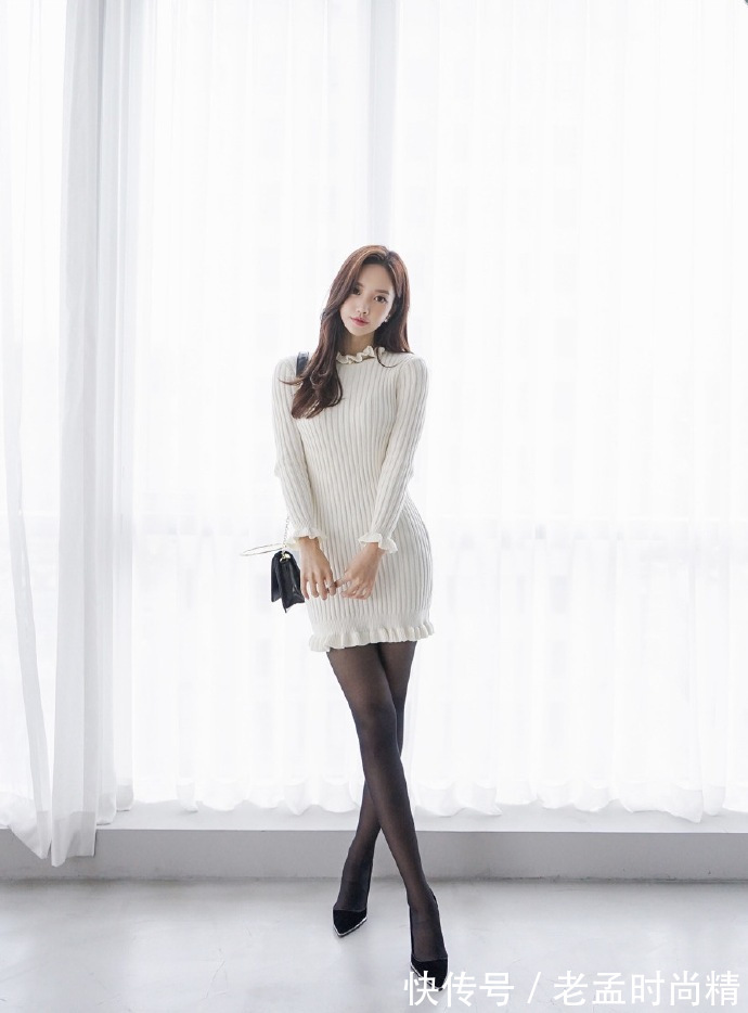 黑色|我们走在自己的心路上,白色毛衣裙搭配黑色高跟