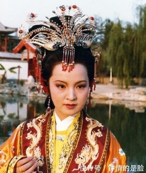 贾政&贾元春省亲,给一个没见面的人送礼,暴露出她在皇宫里的尴尬