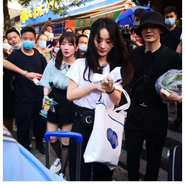 为品牌带货?赵丽颖录《中餐厅》穿羊绒套装,还带了全自动洗衣机