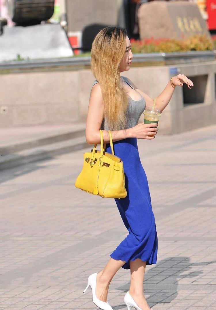 街拍:身材苗条美丽时尚的小姐姐,穿着个性气质动人