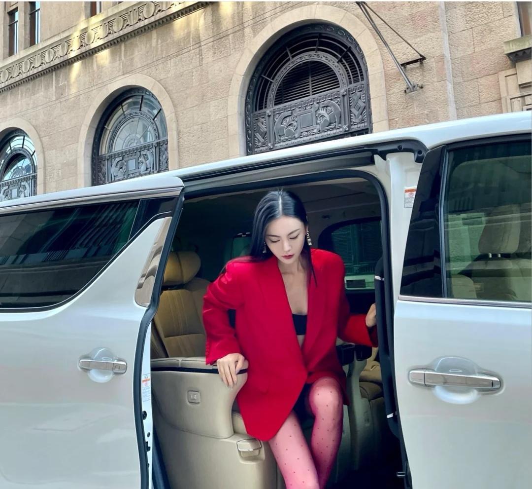 克拉拉带火了一种穿搭,叫“红色西装+牛杂短裤”,秀出高挑身材