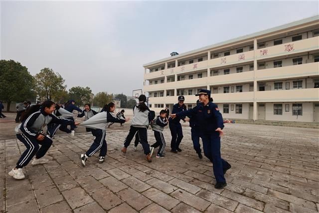 农四小学|孝感“烈火玫瑰”伴留守儿童茁壮成长