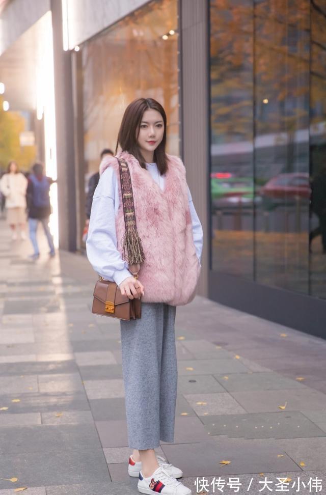 气质 美女街拍:小姐姐宽腿裤绽放出不同的魅力,展现出可爱美丽的气质