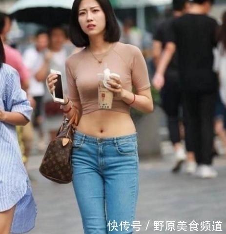 运动背心搭配牛仔裤，简约时尚，还成为街上动人的风景线