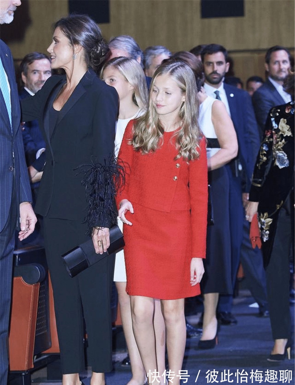 穿搭 真正的贵族穿搭都简约,看西班牙公主莱昂诺尔,穿红色套裙真高级