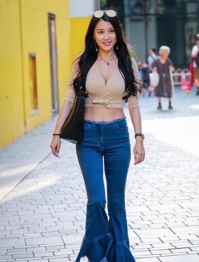 喇叭裤 喜欢气质的美女,一身简约时髦的穿搭,减龄又显魅力十足