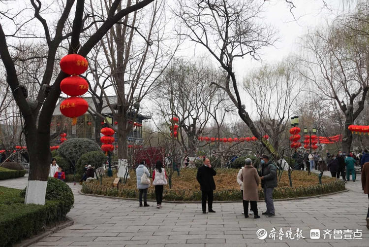 春光明媚！济南五龙潭公园花开绚烂游人如织|就地过年?春在身边| 春光明媚！济南五龙潭公园花开绚烂游人如织\＂,\＂i12\＂:\＂就地过年?春在身边