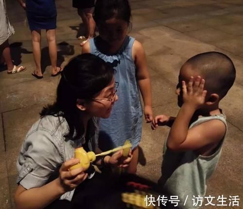 美术老师|“老师”在孩子手背画画,女儿回家给父母看,爸爸偷偷回房间报警