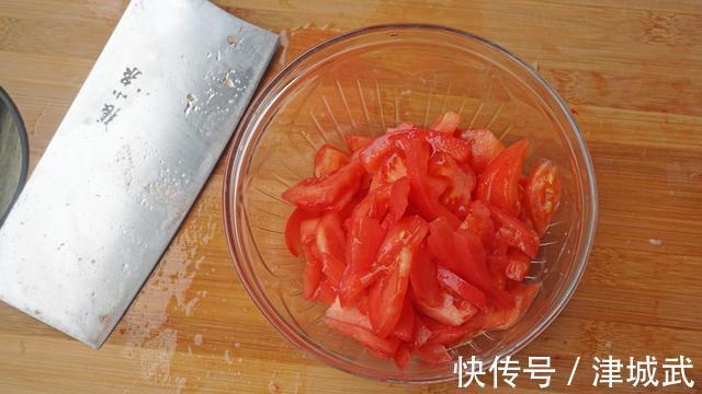 萝卜和它一起炖,味道特别鲜!热腾腾端上桌,营养下饭,吃完暖和