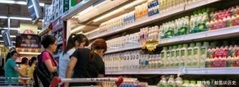 孩子|男孩捏坏超市白色草莓,宝妈的话让人无语,售货员:128一斤赔吧