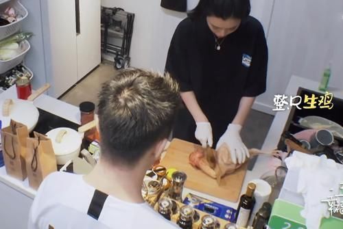 奚梦瑶在厨房收拾食材,何猷君下意识一句话,暴露他和奚梦瑶结婚的原因