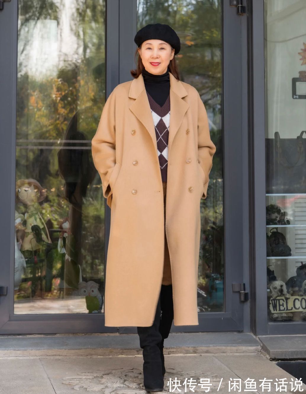 牛仔蓝|上了年纪怎么穿“驼色大衣”?学65岁博主这么搭,优雅减龄又高级