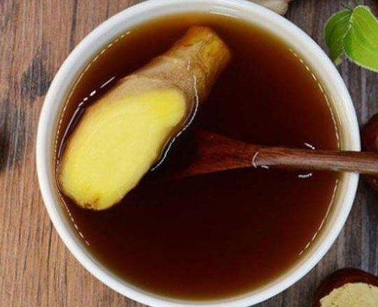 生姜泡茶喝|六旬老太每日一碗“生姜水”,再去医院做体检,医生都很佩服她